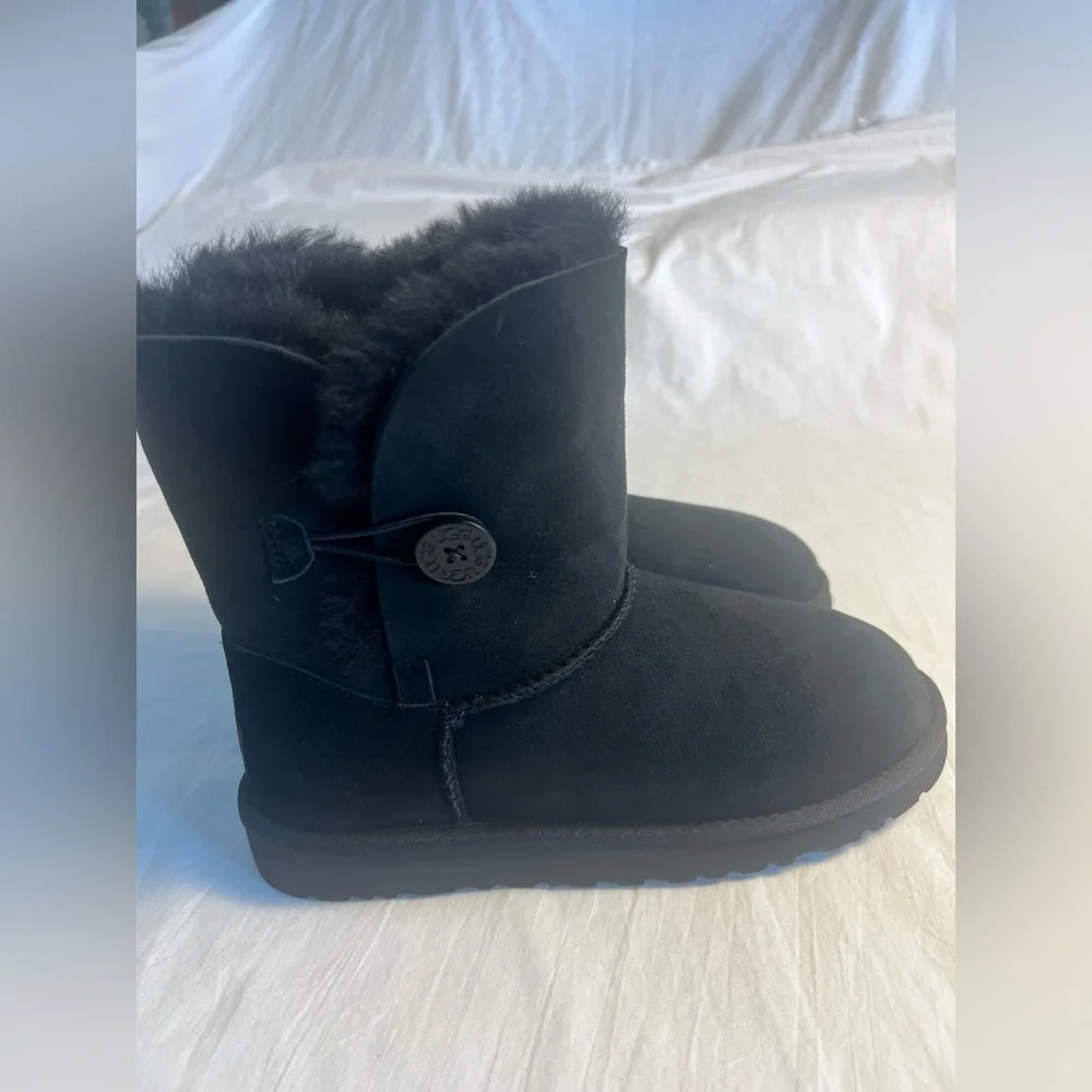 Ugg Bailey Button Boots l Black Suede Sheepskin Lined Big Kids 6 (ladies 8 )NWOB